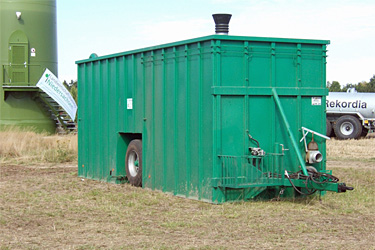 Container für Gülle am Feldrand