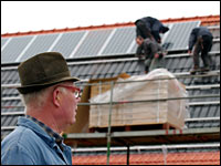 Landwirt schaut bei Photovoltaikmontage zu