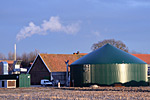 Biogasanlage vor einem Maisstoppelfeld