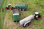 Umpumpen von Gülle am Feldrand. Foto: Landpixel.de