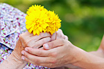 Hände mit Blumen. Foto: Osckay Mark, Fotolia.com