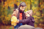 Kinder im Herbstlaub