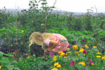 Kind im Blumenbeet. Foto: meine-ernte.de