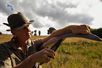 Landwirt mit Sense