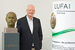 Dr. Hans-Hajo Neumann mit der Büste von Josef König
