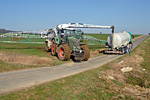 Güllefass mit Schleppschläuchen wird betankt. Foto: AH, Landpixel.de