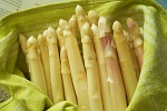 Spargel im Küchentuch. Foto: Anita Winkler, Pixelio