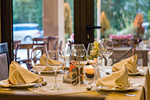Tisch im Restaurant (Foto: Nenad Maric, pixabay.com)