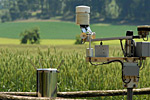 Wettermessstation an einem Feld