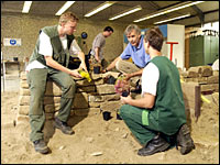 Natursteinmauer in der Halle