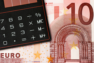 Taschenrechner und 10-Euro-Schein