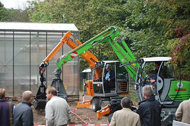 Maschinenvorführung auf der Friedhofstechnik in Essen