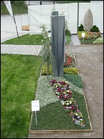 Sommerliche Grabbepflanzung