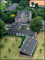 Schulgebäude und Verwaltung aus der Luft