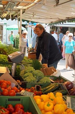 Die große Auswahl machte die Entscheidung für Björn Freitag beim Einkauf auf dem Bauernmarkt nicht einfacher Foto: J. Denißen