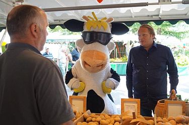 Vor dem Kochevent kaufte Björn Freitag die Zutaten auf dem Riswicker Bauernmarkt ein, regional erzeugt Kartoffeln durften da nicht fehlen Foto: J. Denißen