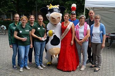 Zum Startschuss der Radtour wurde Lotte von der Spargelprinzessin unterstützt.