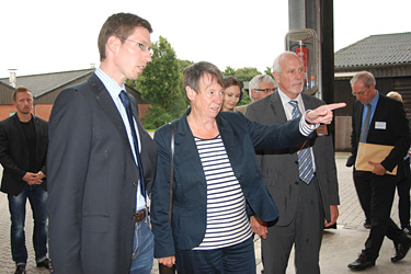 Dr. Hoppe mit Ministerin Hendricks in Versuchsstall