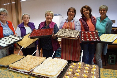 Morgens sind die Kuchenbleche noch gefüllt - Nachmittags war alles ausverkauft