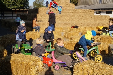 Riswicker Familientag und Strohburg gehören zusammen.