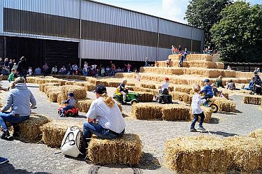 Die legendäre Strohburg lud zum Toben oder Verweilen ein Foto: Jana Denißen