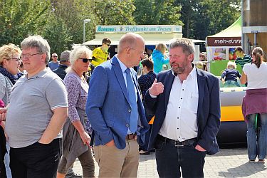 Der Kammerpräsident Karl Werring besuchte den Riswicker Familientag und ging mit Franz-Josef Stork über das große Veranstaltungsgelände Foto: Jana Denißen