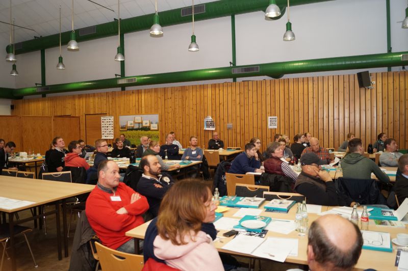 Abbildung 1: Gut besuchte Aula im VBZL Haus Riswick