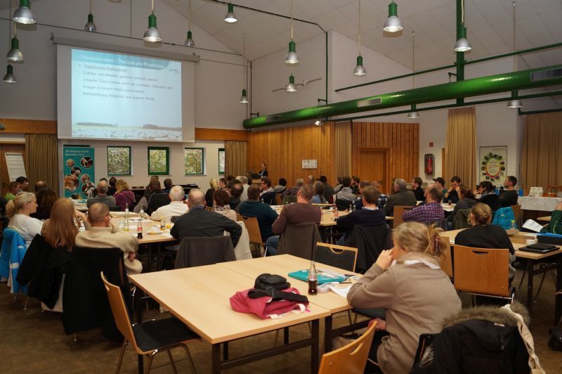 Abbildung 1: Gut besuchte Aula im VBZL Haus Riswick