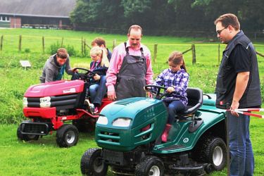 Mit dem Rasenmähertraktor unterwegs