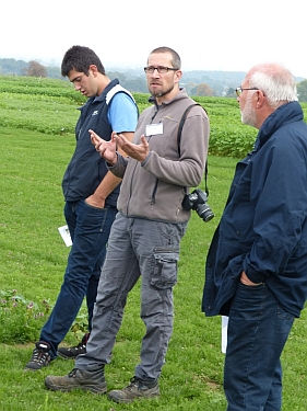 Prof. Dr. Florian Wichern von der Hochschule Rhein-Waal in Kleve untersucht die Stickstoffbindungs- und -freisetzungsprozesse bei Zwischenfrüchten.